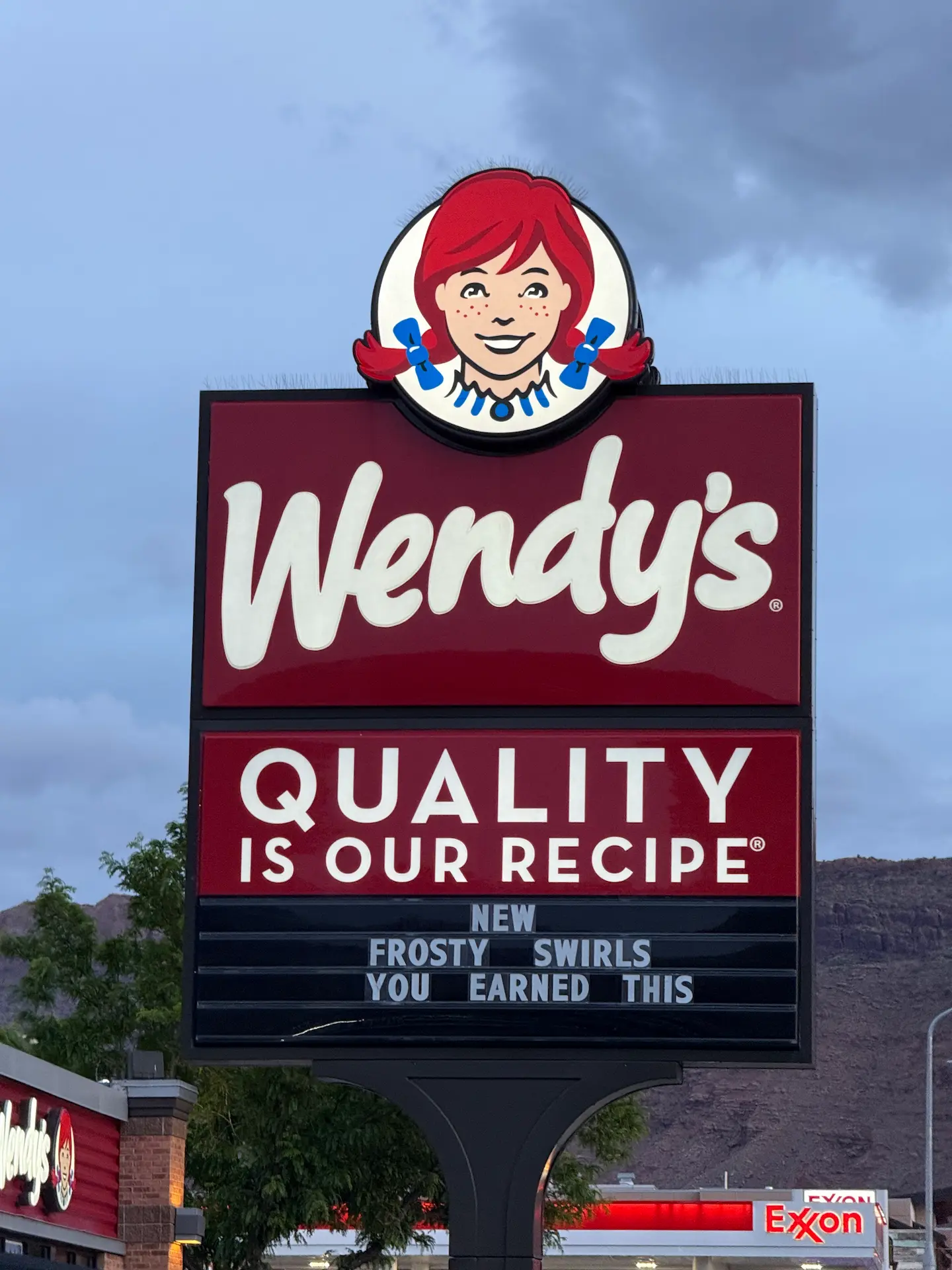 Insegna di un ristorante Wendy’s, Quality is our recipe.