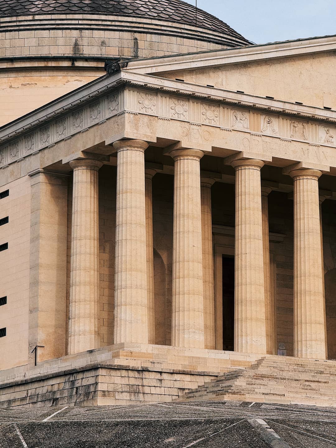 Una foto del colonnato del Tempio Canoviano di Possagno, TV