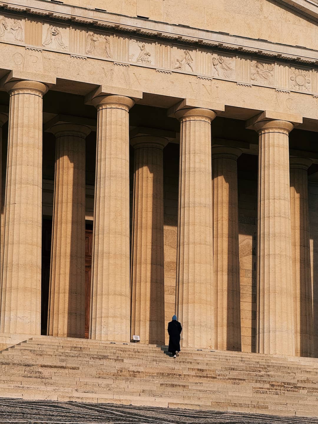 Una foto di una persona tra il colonnato del Tempio Canoviano di Possagno, TV