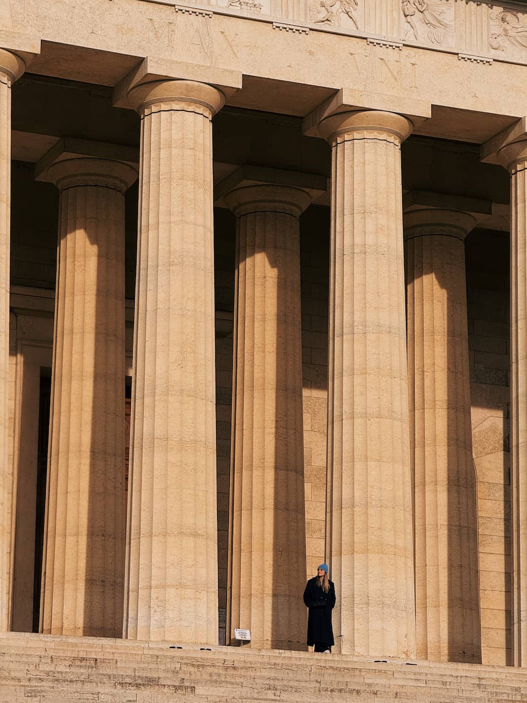 Una foto di una persona tra il colonnato del Tempio Canoviano di Possagno, TV