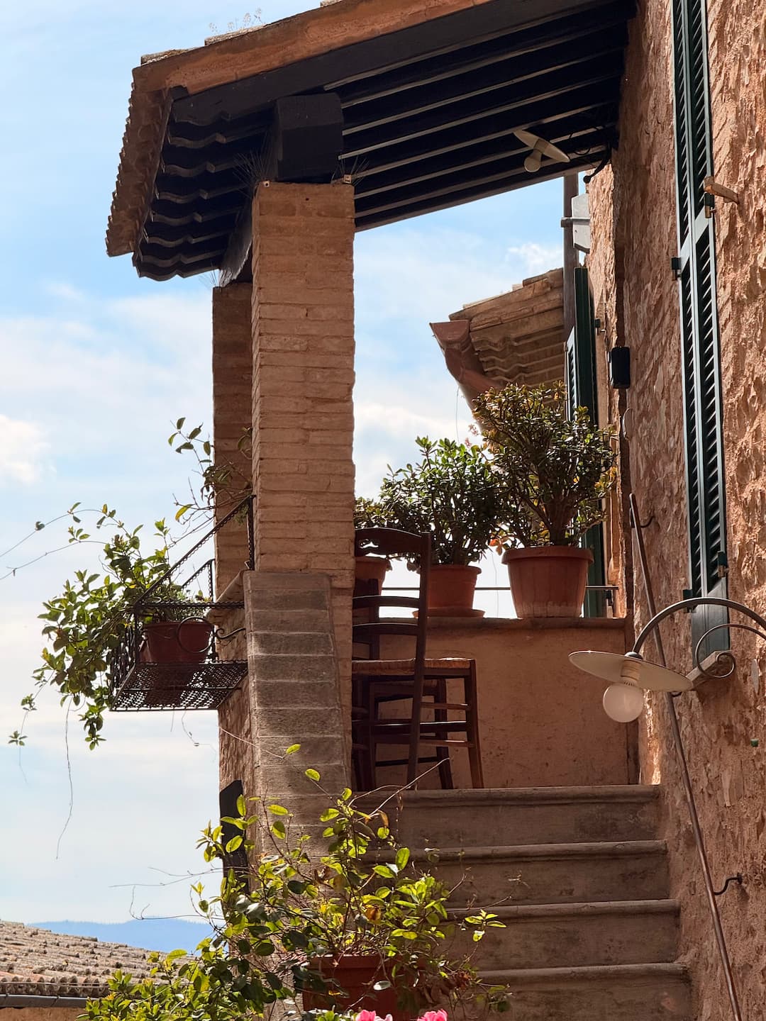 Vista di un terrazzo con sedia